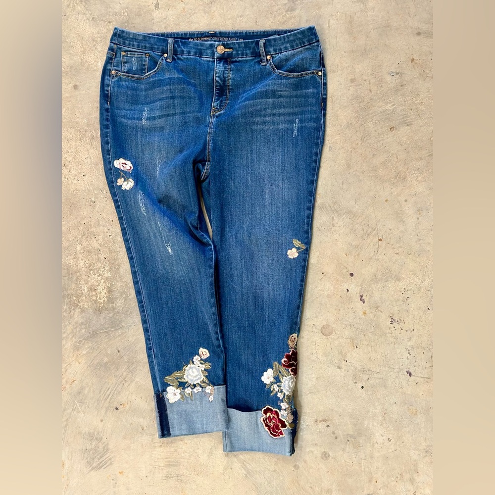 Chico’s EMBROIDERED JEANS Slimming Ankle Flowers Sz 3x - BLUE